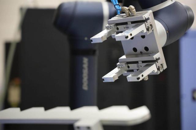 CNC milling machines with collaborative robots strengthen your competitiveness